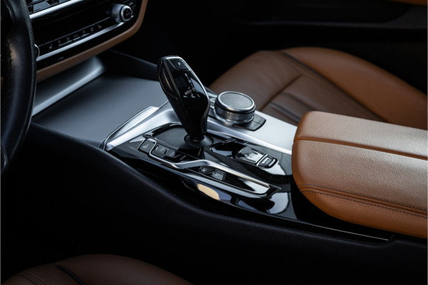 BMW 5 Serie Touring 530e Panoram / Camera / Leder / Elec stoelen /