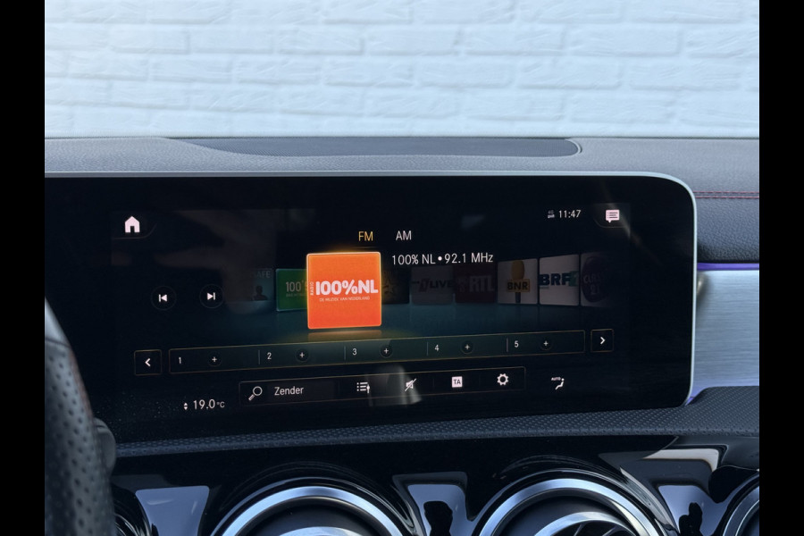 Mercedes-Benz CLA-Klasse Shooting Brake 200 Business Solution AMG | Pano | Ambient Light | LED | Camera | 19 inch