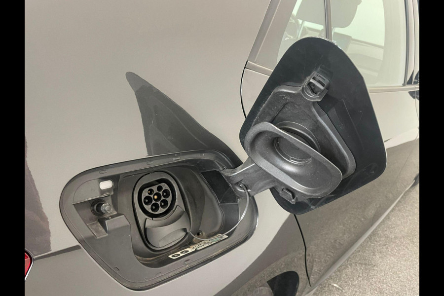 Volkswagen ID.3 Pro 58 kWh Navigatie Apple Carplay/Android Auto Parkeersensoren Adaptive Cruise Control Stoel- en stuurverwarming Lichtmetalen velgen Climate Control