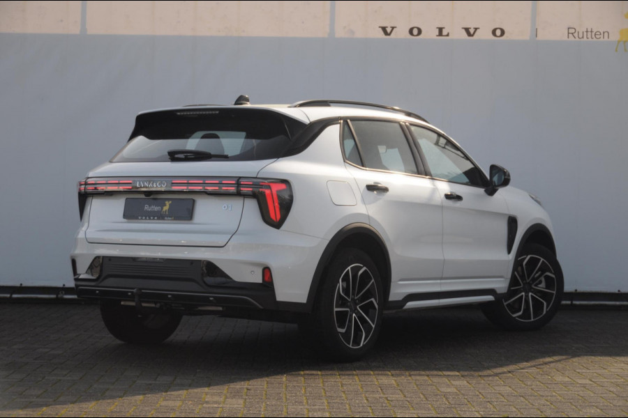 Lynk & Co 01 276PK Automaat Core / Adaptieve cruise control / Stoel - en stuurwielverwarming / Parkeersensoren / Achteruitrijcamera / Apple carplay / Trekhaak / Metallic lak / 19" lichtmetalen velgen