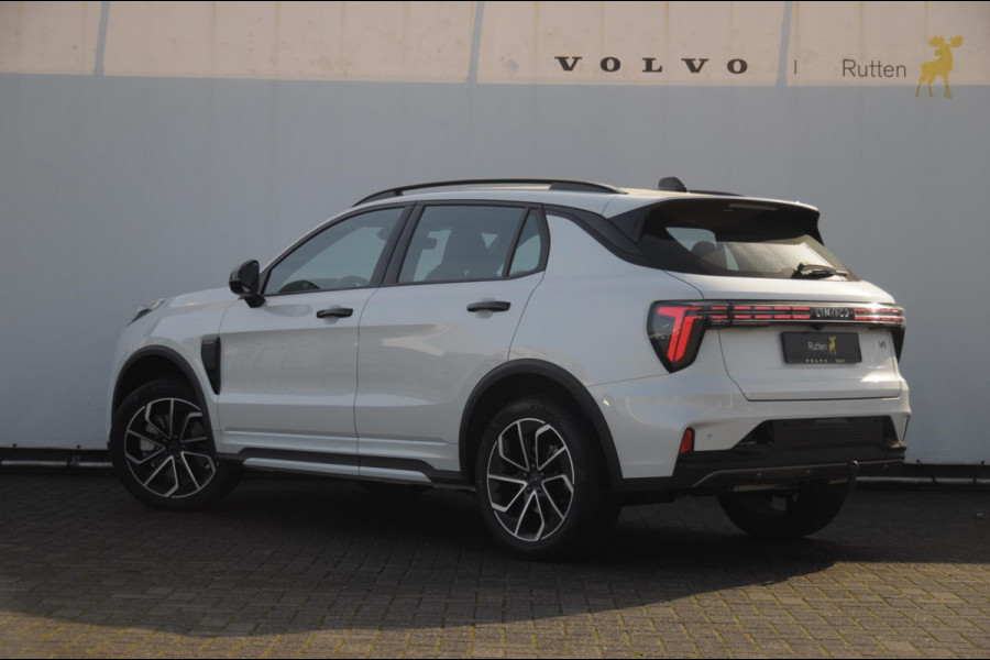 Lynk & Co 01 276PK Automaat Core / Adaptieve cruise control / Stoel - en stuurwielverwarming / Parkeersensoren / Achteruitrijcamera / Apple carplay / Trekhaak / Metallic lak / 19" lichtmetalen velgen