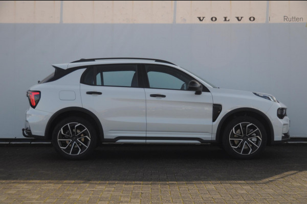 Lynk & Co 01 276PK Automaat Core / Adaptieve cruise control / Stoel - en stuurwielverwarming / Parkeersensoren / Achteruitrijcamera / Apple carplay / Trekhaak / Metallic lak / 19" lichtmetalen velgen