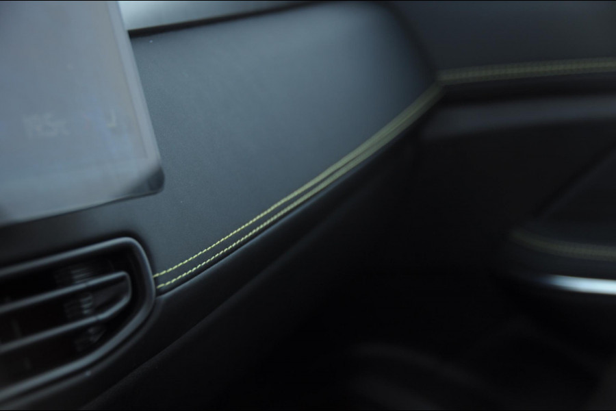 Lynk & Co 01 276PK Automaat Core / Adaptieve cruise control / Stoel - en stuurwielverwarming / Parkeersensoren / Achteruitrijcamera / Apple carplay / Trekhaak / Metallic lak / 19" lichtmetalen velgen