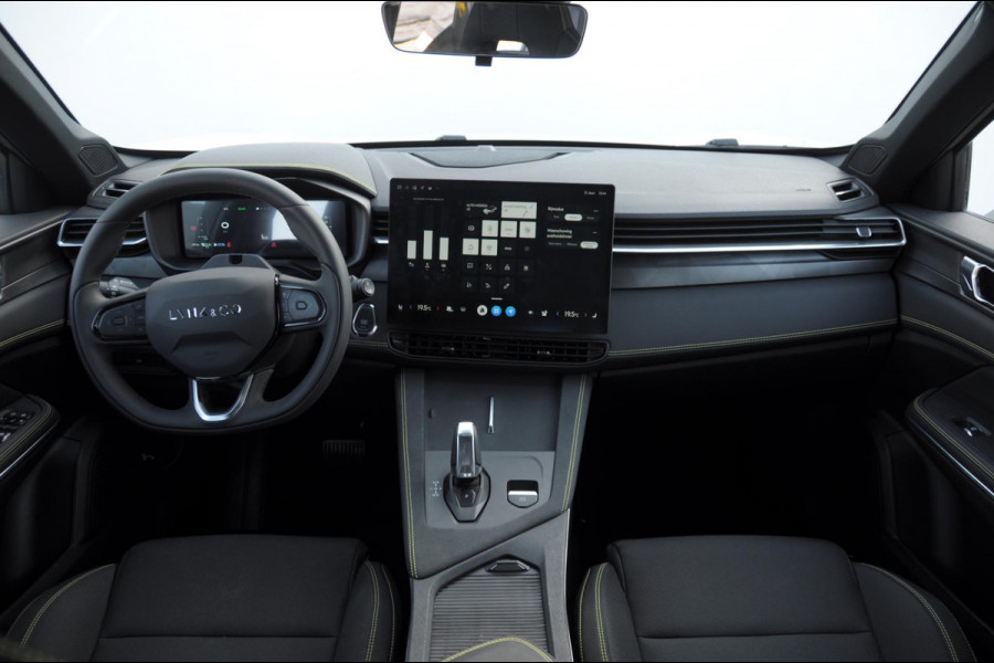 Lynk & Co 01 276PK Automaat Core / Adaptieve cruise control / Stoel - en stuurwielverwarming / Parkeersensoren / Achteruitrijcamera / Apple carplay / Trekhaak / Metallic lak / 19" lichtmetalen velgen