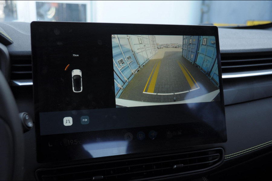 Lynk & Co 01 276PK Automaat Core / Adaptieve cruise control / Stoel - en stuurwielverwarming / Parkeersensoren / Achteruitrijcamera / Apple carplay / Trekhaak / Metallic lak / 19" lichtmetalen velgen