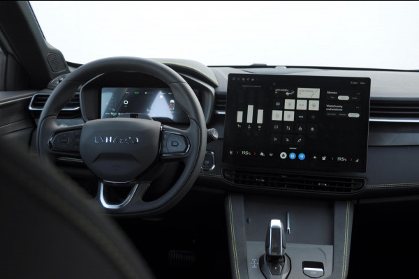 Lynk & Co 01 276PK Automaat Core / Adaptieve cruise control / Stoel - en stuurwielverwarming / Parkeersensoren / Achteruitrijcamera / Apple carplay / Trekhaak / Metallic lak / 19" lichtmetalen velgen