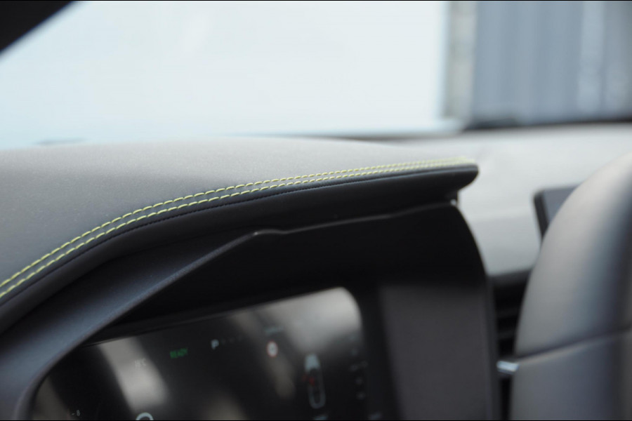 Lynk & Co 01 276PK Automaat Core / Adaptieve cruise control / Stoel - en stuurwielverwarming / Parkeersensoren / Achteruitrijcamera / Apple carplay / Trekhaak / Metallic lak / 19" lichtmetalen velgen