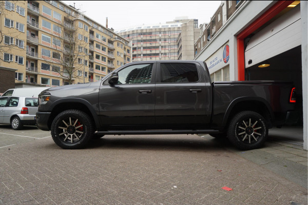 Dodge Ram 1500 5.7 V8 4x4 Rebel Sport | Luchtvering PANO -dak | Black Line | Off Road | Groot Navi | Apple CarPlay | Keyless | 20inch | Harman Kardon | Full LED | LPG onderbouw | excl BTW 3/2026 beurt + 4x Banden