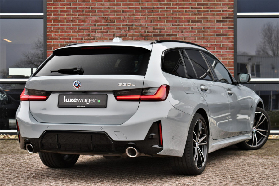 BMW 3 Serie Touring 330e M-Sport Brooklyn Pano HUD 19inch HiFi