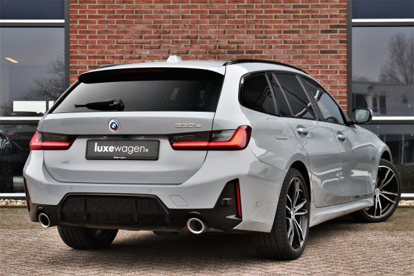 BMW 3 Serie Touring 330e M-Sport Brooklyn Pano HUD 19inch HiFi