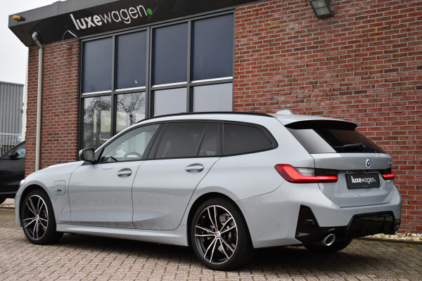 BMW 3 Serie Touring 330e M-Sport Brooklyn Pano HUD 19inch HiFi