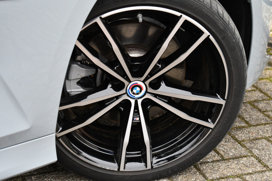 BMW 3 Serie Touring 330e M-Sport Brooklyn Pano HUD 19inch HiFi