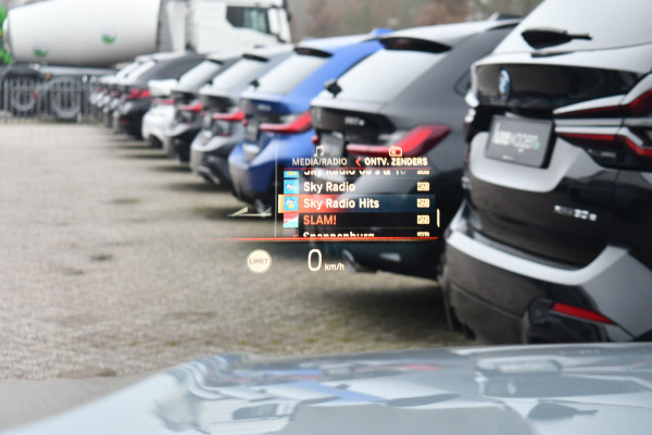 BMW 3 Serie Touring 330e M-Sport Brooklyn Pano HUD 19inch HiFi