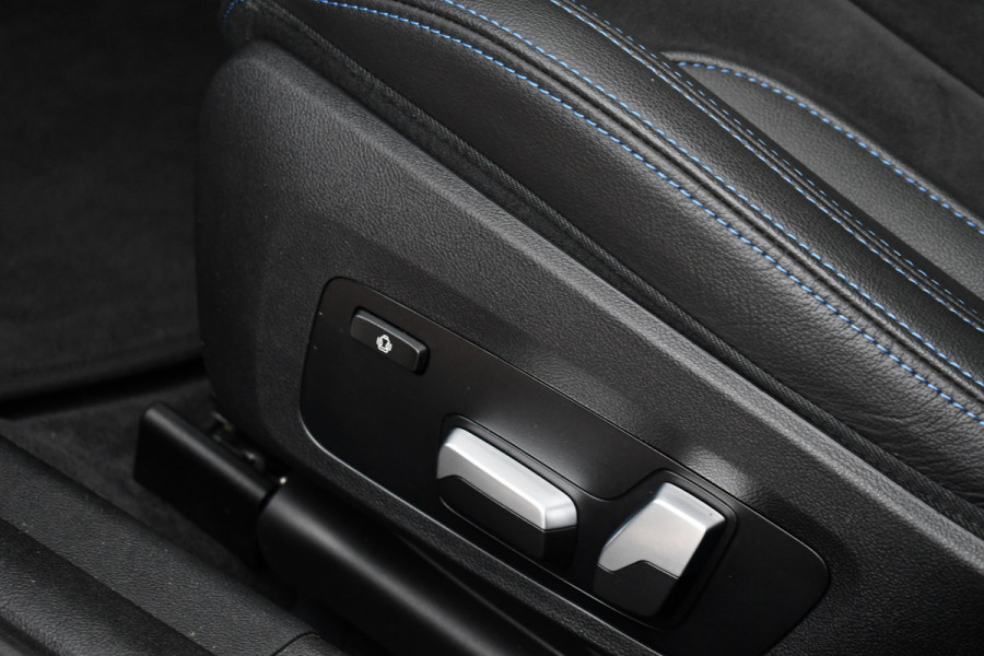 BMW 3 Serie Touring 330e M-Sport Brooklyn Pano HUD 19inch HiFi