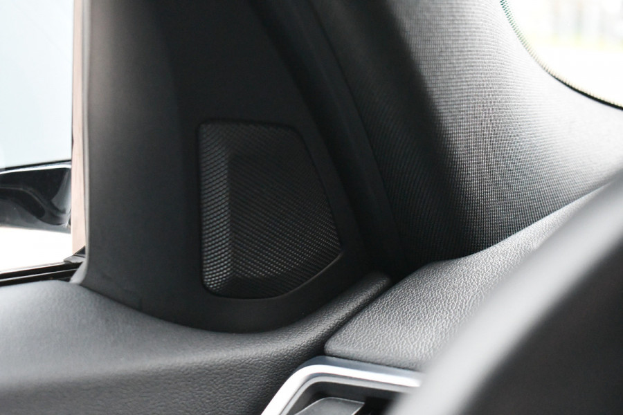 BMW 3 Serie Touring 330e M-Sport Brooklyn Pano HUD 19inch HiFi