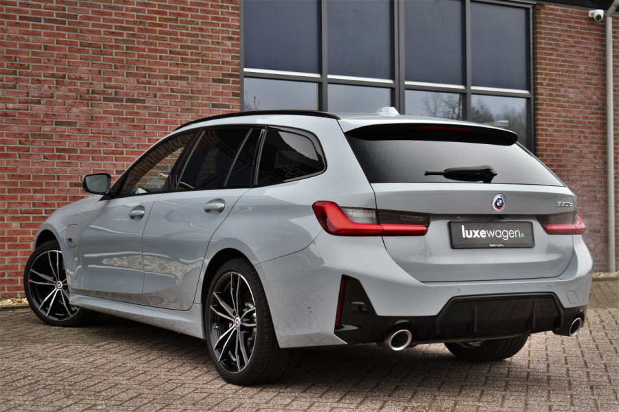 BMW 3 Serie Touring 330e M-Sport Brooklyn Pano HUD 19inch HiFi