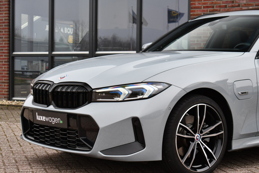BMW 3 Serie Touring 330e M-Sport Brooklyn Pano HUD 19inch HiFi
