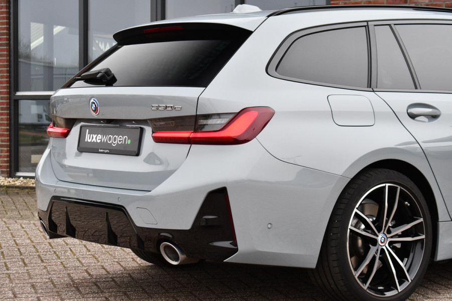 BMW 3 Serie Touring 330e M-Sport Brooklyn Pano HUD 19inch HiFi