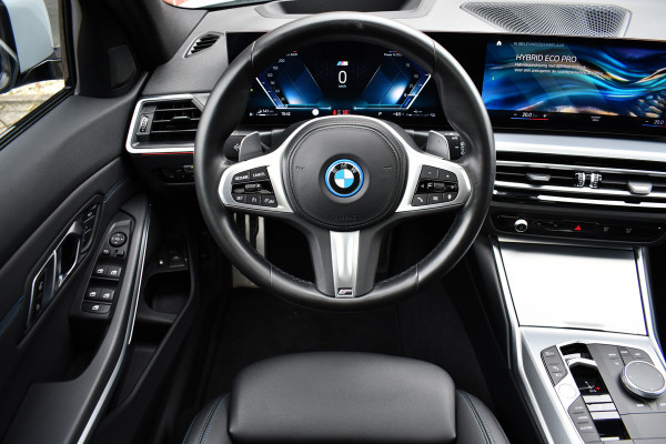 BMW 3 Serie Touring 330e M-Sport Brooklyn Pano HUD 19inch HiFi