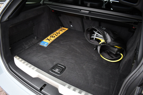 BMW 3 Serie Touring 330e M-Sport Brooklyn Pano HUD 19inch HiFi