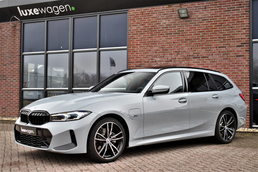 BMW 3 Serie Touring 330e M-Sport Brooklyn Pano HUD 19inch HiFi