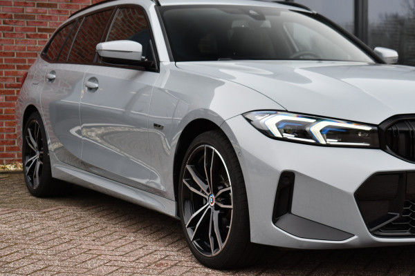 BMW 3 Serie Touring 330e M-Sport Brooklyn Pano HUD 19inch HiFi