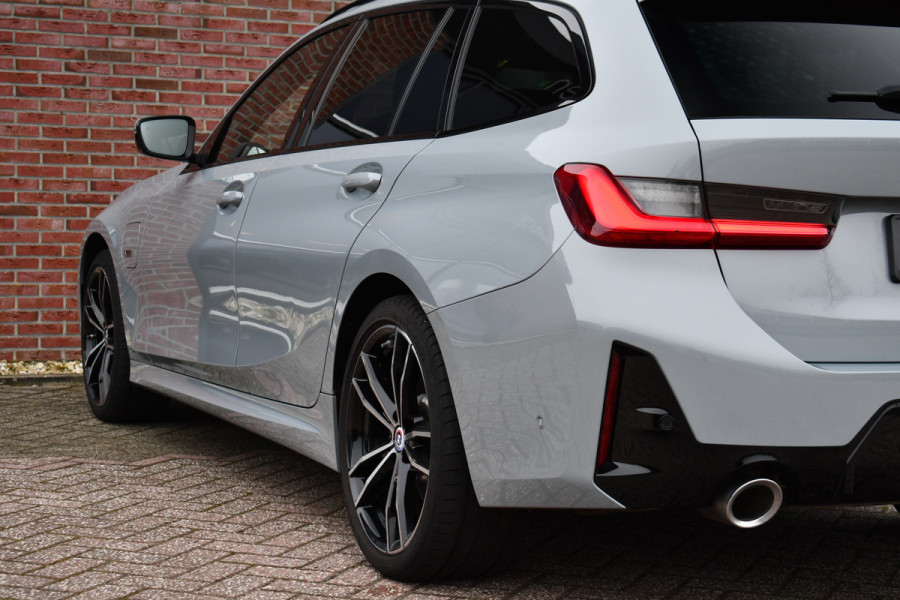 BMW 3 Serie Touring 330e M-Sport Brooklyn Pano HUD 19inch HiFi