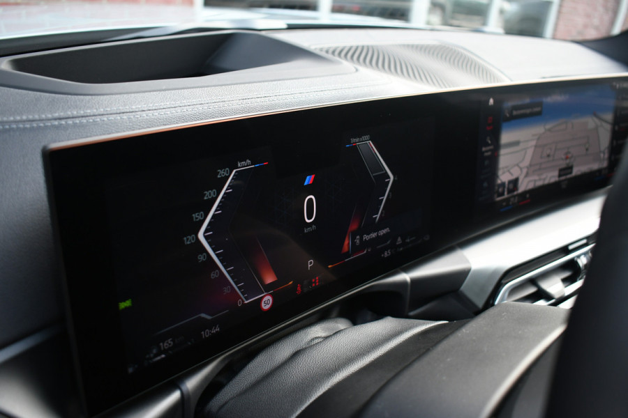 BMW 3 Serie Touring 330e M-Sport Brooklyn Pano HUD 19inch HiFi