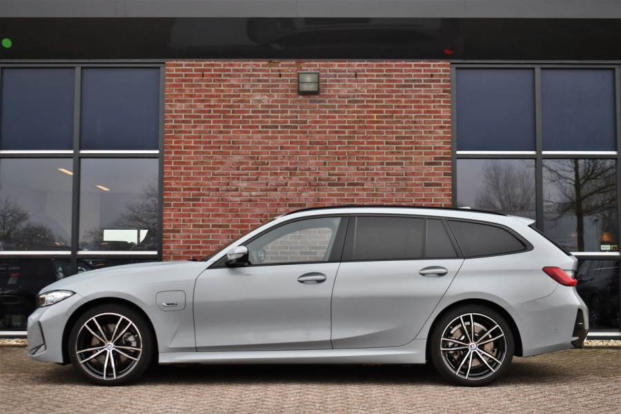 BMW 3 Serie Touring 330e M-Sport Brooklyn Pano HUD 19inch HiFi