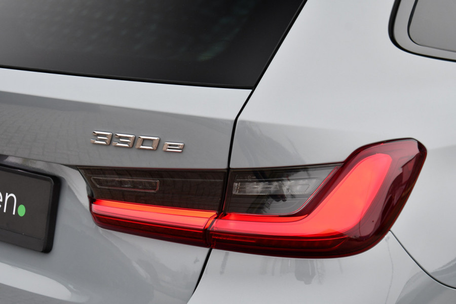 BMW 3 Serie Touring 330e M-Sport Brooklyn Pano HUD 19inch HiFi