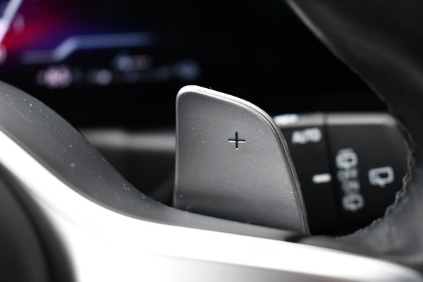 BMW 3 Serie Touring 330e M-Sport Brooklyn Pano HUD 19inch HiFi