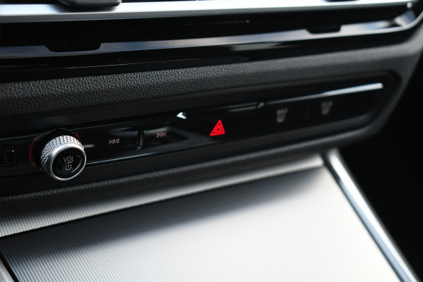 BMW 3 Serie Touring 330e M-Sport Brooklyn Pano HUD 19inch HiFi