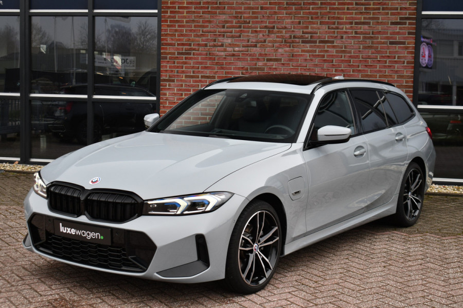 BMW 3 Serie Touring 330e M-Sport Brooklyn Pano HUD 19inch HiFi