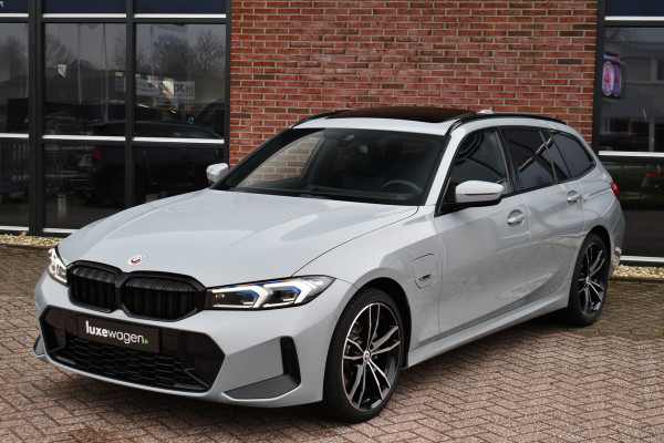 BMW 3 Serie Touring 330e M-Sport Brooklyn Pano HUD 19inch HiFi