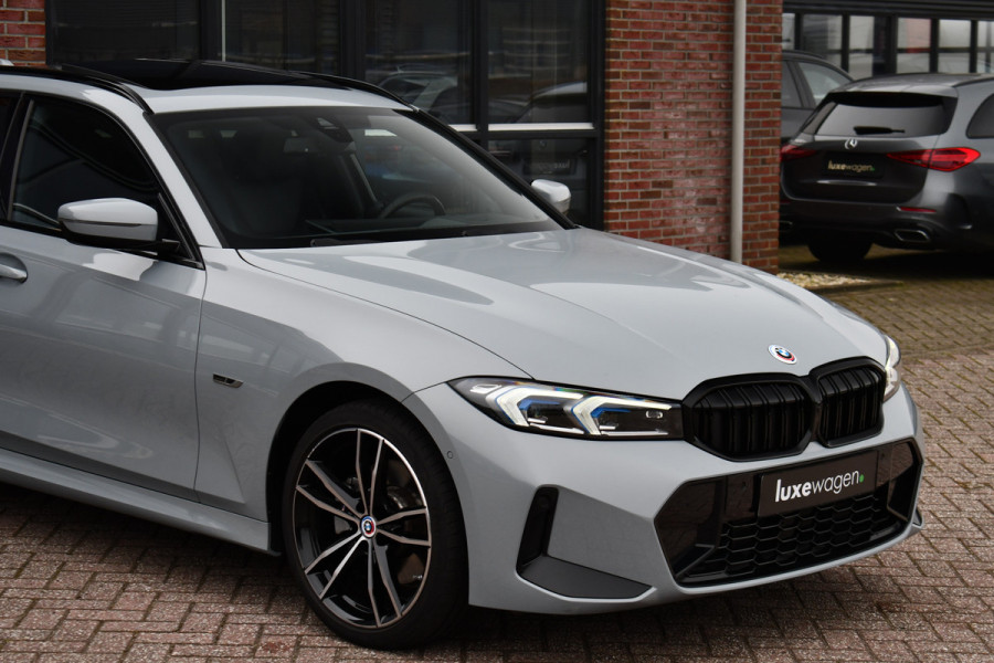 BMW 3 Serie Touring 330e M-Sport Brooklyn Pano HUD 19inch HiFi
