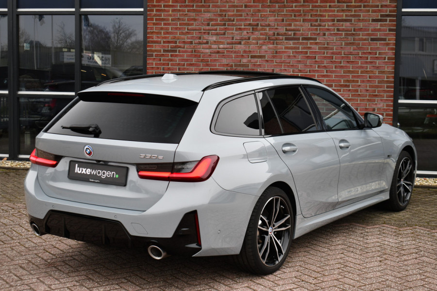BMW 3 Serie Touring 330e M-Sport Brooklyn Pano HUD 19inch HiFi