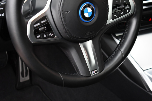 BMW 3 Serie Touring 330e M-Sport Brooklyn Pano HUD 19inch HiFi