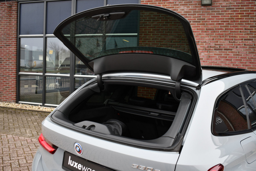 BMW 3 Serie Touring 330e M-Sport Brooklyn Pano HUD 19inch HiFi