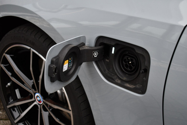 BMW 3 Serie Touring 330e M-Sport Brooklyn Pano HUD 19inch HiFi