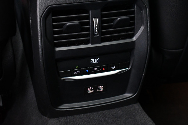 BMW 3 Serie Touring 330e M-Sport Brooklyn Pano HUD 19inch HiFi