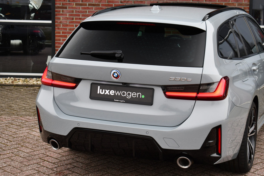 BMW 3 Serie Touring 330e M-Sport Brooklyn Pano HUD 19inch HiFi