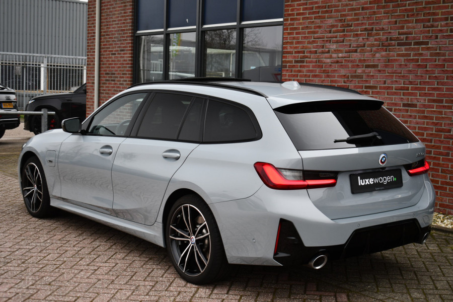 BMW 3 Serie Touring 330e M-Sport Brooklyn Pano HUD 19inch HiFi