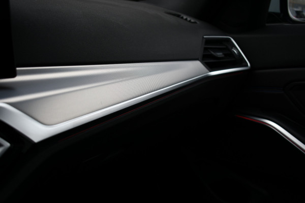 BMW 3 Serie Touring 330e M-Sport Brooklyn Pano HUD 19inch HiFi