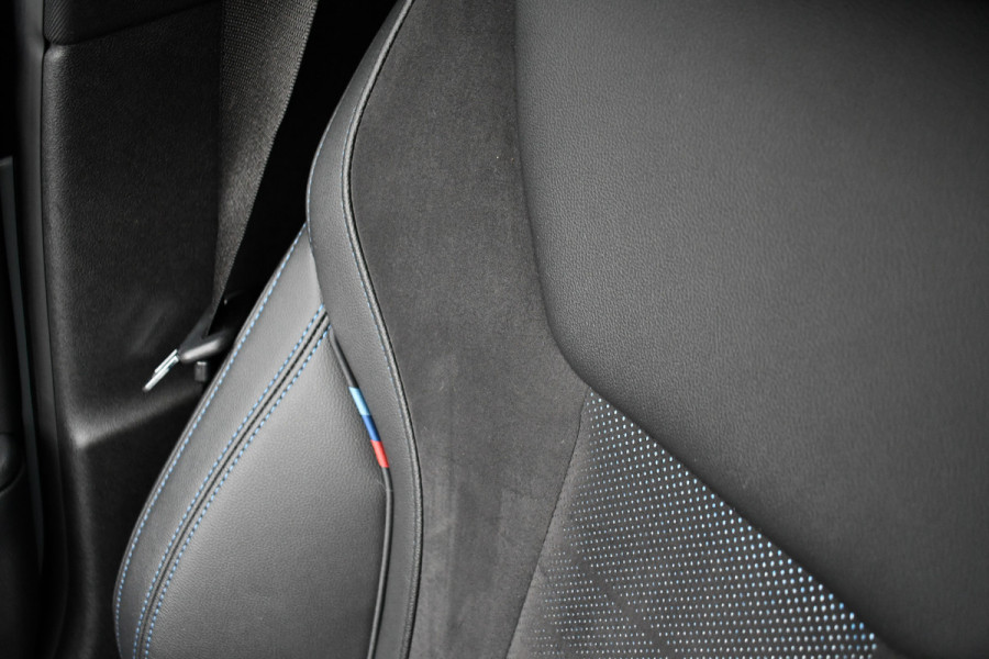 BMW 3 Serie Touring 330e M-Sport Brooklyn Pano HUD 19inch HiFi