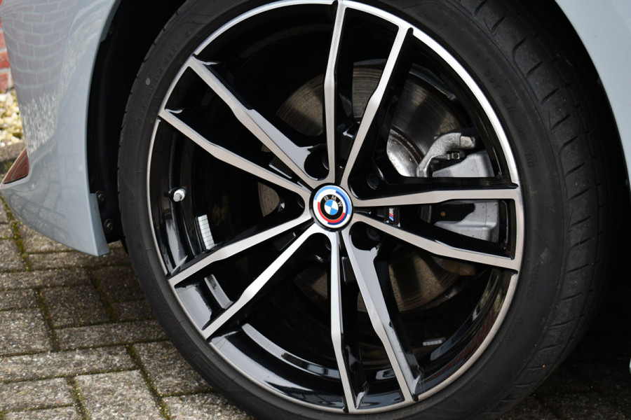 BMW 3 Serie Touring 330e M-Sport Brooklyn Pano HUD 19inch HiFi