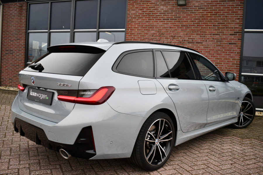 BMW 3 Serie Touring 330e M-Sport Brooklyn Pano HUD 19inch HiFi