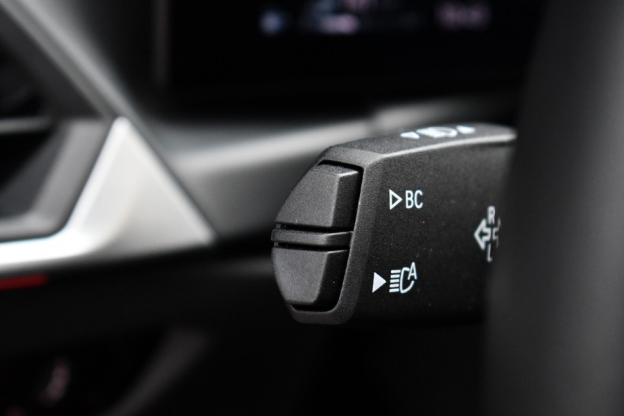 BMW 3 Serie Touring 330e M-Sport Brooklyn Pano HUD 19inch HiFi