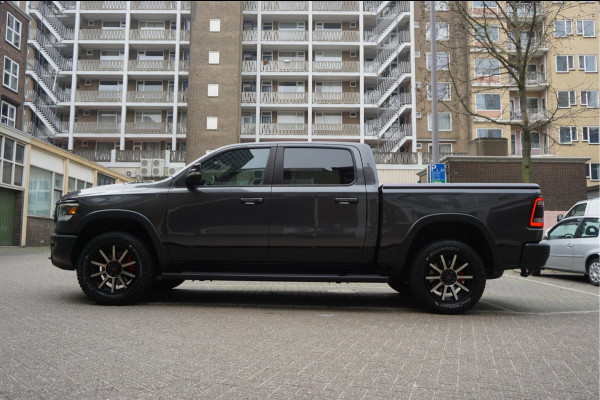 Dodge Ram 1500 5.7 V8 4x4 Rebel Sport | Luchtvering PANO -dak | Black Line | Off Road | Groot Navi | Apple CarPlay | Keyless | 20inch | Harman Kardon | Full LED | LPG onderbouw | excl BTW 3/2026 beurt + 4x Banden