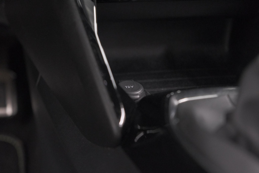 Peugeot 2008 PureTech 130 GT Pack | Leer-pakket | Camera | Dodehoekdetectie | Apple Carplay | Stoelverwarming