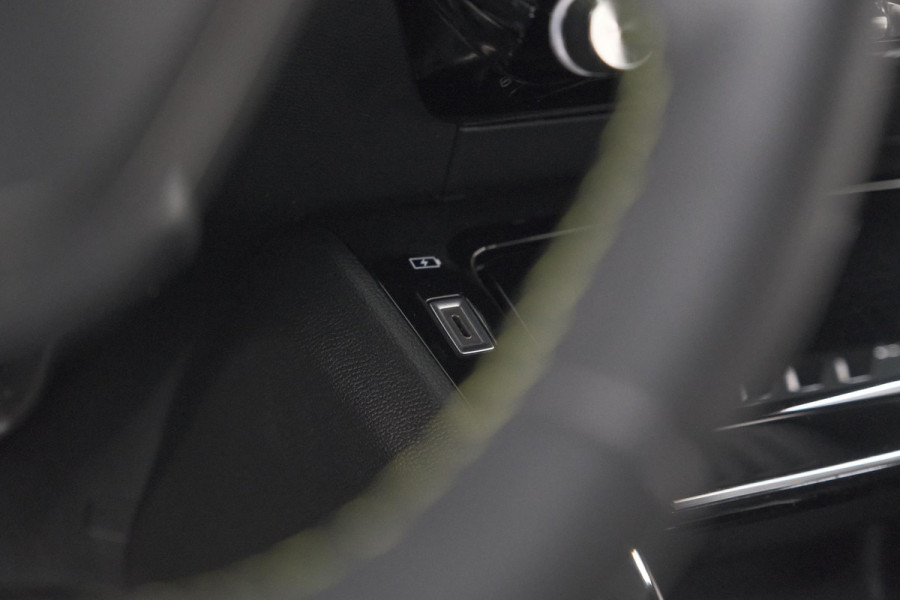 Peugeot 2008 PureTech 130 GT Pack | Leer-pakket | Camera | Dodehoekdetectie | Apple Carplay | Stoelverwarming